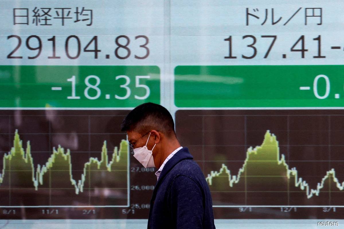 Chinese money pours into Japan-focused funds, triggering risk warnings